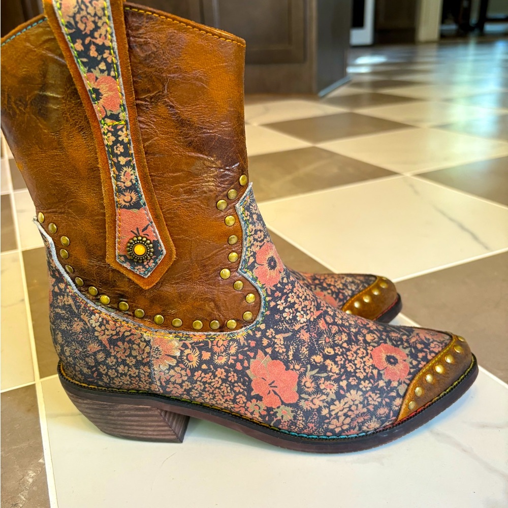 L’artiste by Spring Step Lady Luck floral cowboy boots size 38 like new